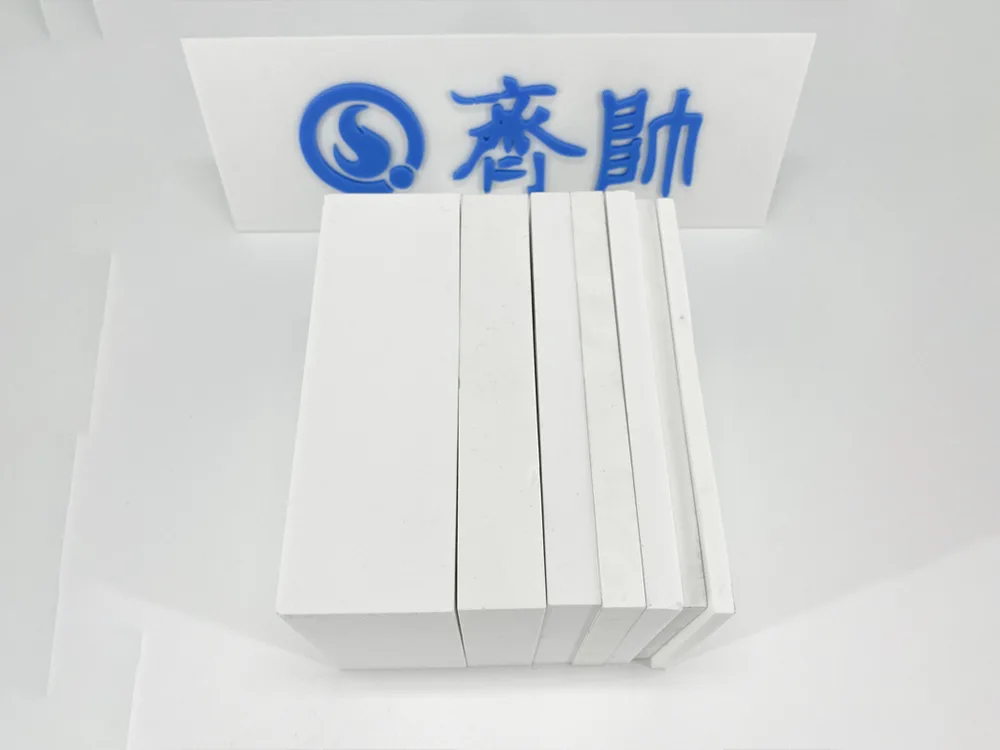 Mitä materiaalia alumiinioksidikeraaminen levy on?